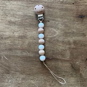 Mushie Cleo Pacifier clip natural and white